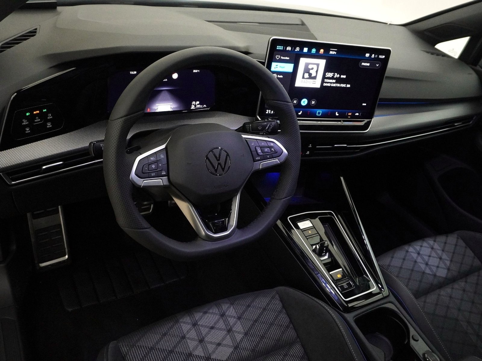 VW Golf VIII 1.5 eTSI R-Line DSG, Mild-Hybrid Benzin/Elektro, Neuwagen, Automatik - 4