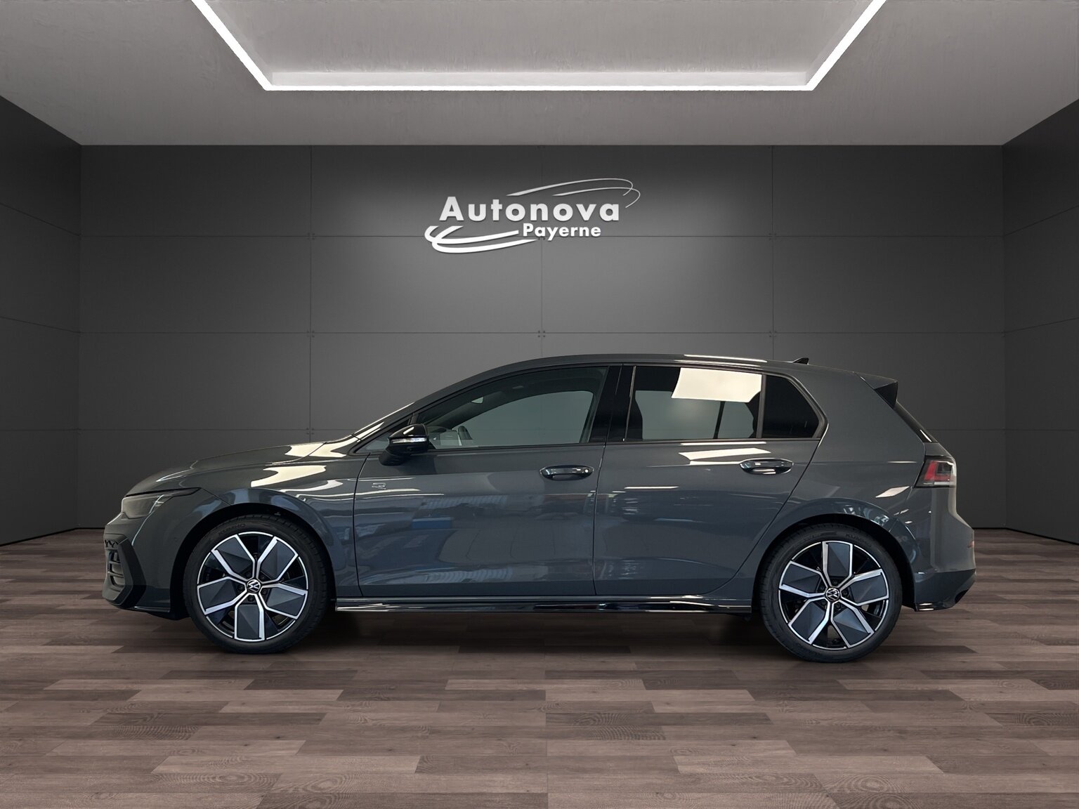 VW Golf 1.5 e TSI mHEV R-Line DSG, Mild-Hybrid Petrol/Electric, New car, Automatic - 3