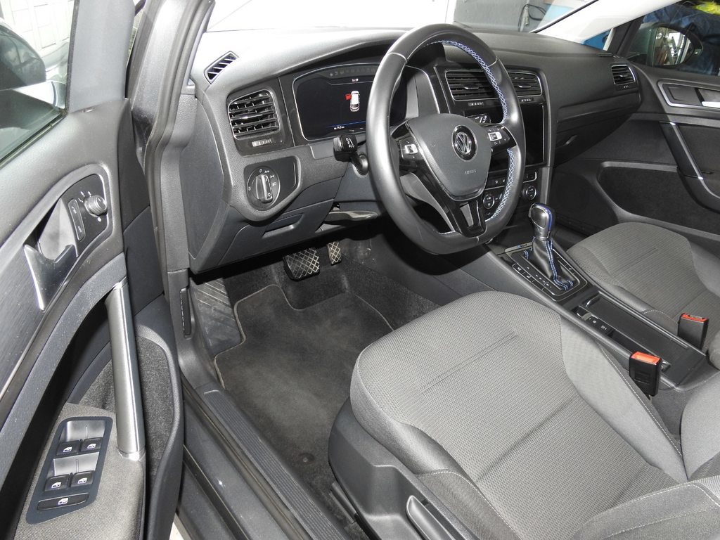 VW Golf VII e, Elektro, Occasion / Gebraucht, Automatik - 7