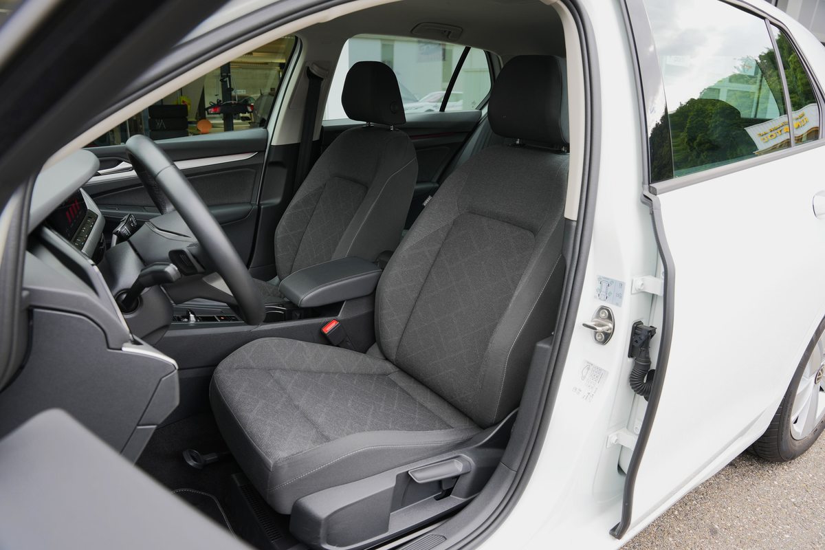 VW Golf VIII 1.5 eTSI Life DSG, Mild-Hybrid Petrol/Electric, Second hand / Used, Automatic - 7