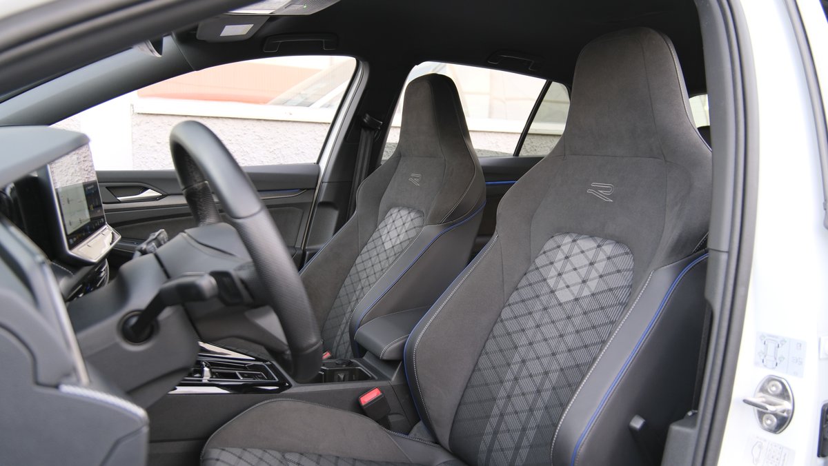 VW Golf 1.5 e TSI mHEV R-Line DSG, Mild-Hybrid Petrol/Electric, Second hand / Used, Automatic - 4