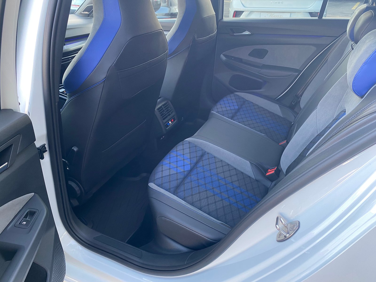 VW Golf 2.0 TSI R 320PS Black Style Performance 4Motion DSG Akr, Benzin, Occasion / Gebraucht, Automatik - 7