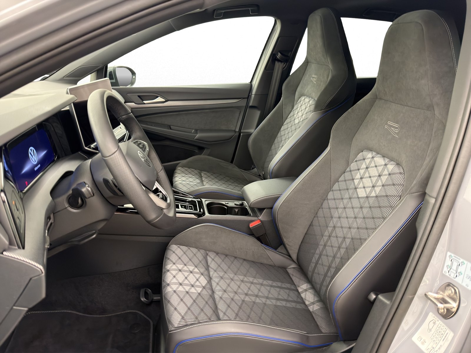 VW Golf 8 1.5 eTSI R-Line DSG, Mild-Hybrid Benzin/Elektro, Occasion / Gebraucht, Automatik - 4
