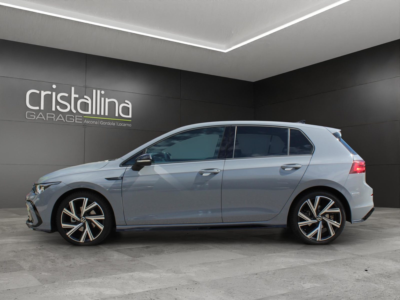 VW Golf VIII 1.5 eTSI R-Line DSG, Mild-Hybrid Petrol/Electric, Second hand / Used, Automatic - 2