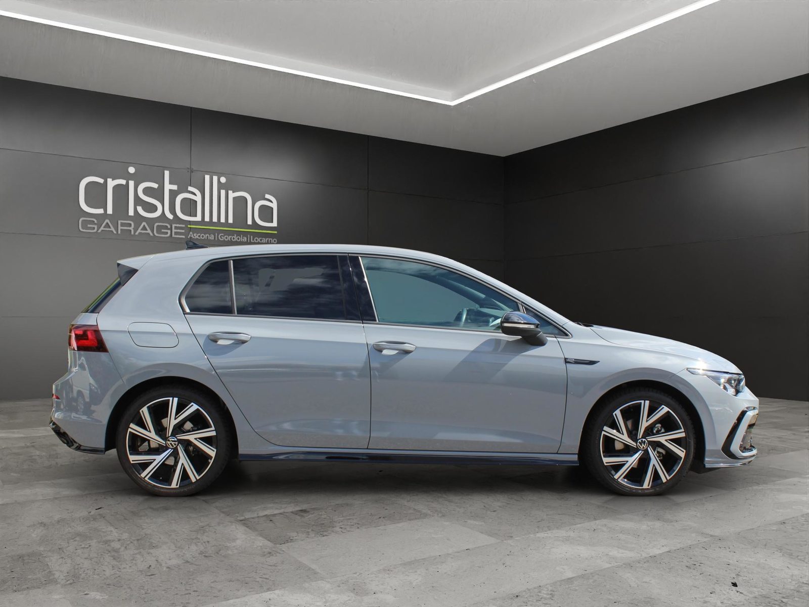 VW Golf VIII 1.5 eTSI R-Line DSG, Mild-Hybrid Petrol/Electric, Second hand / Used, Automatic - 5