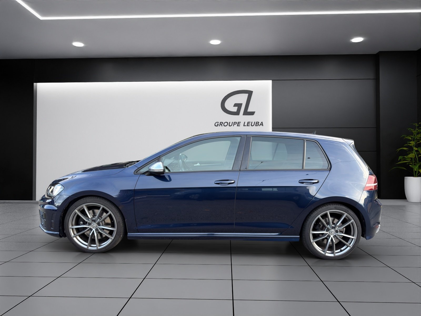 VW Golf 2.0 TSI R 4Motion DSG, Petrol, Second hand / Used, Automatic - 3