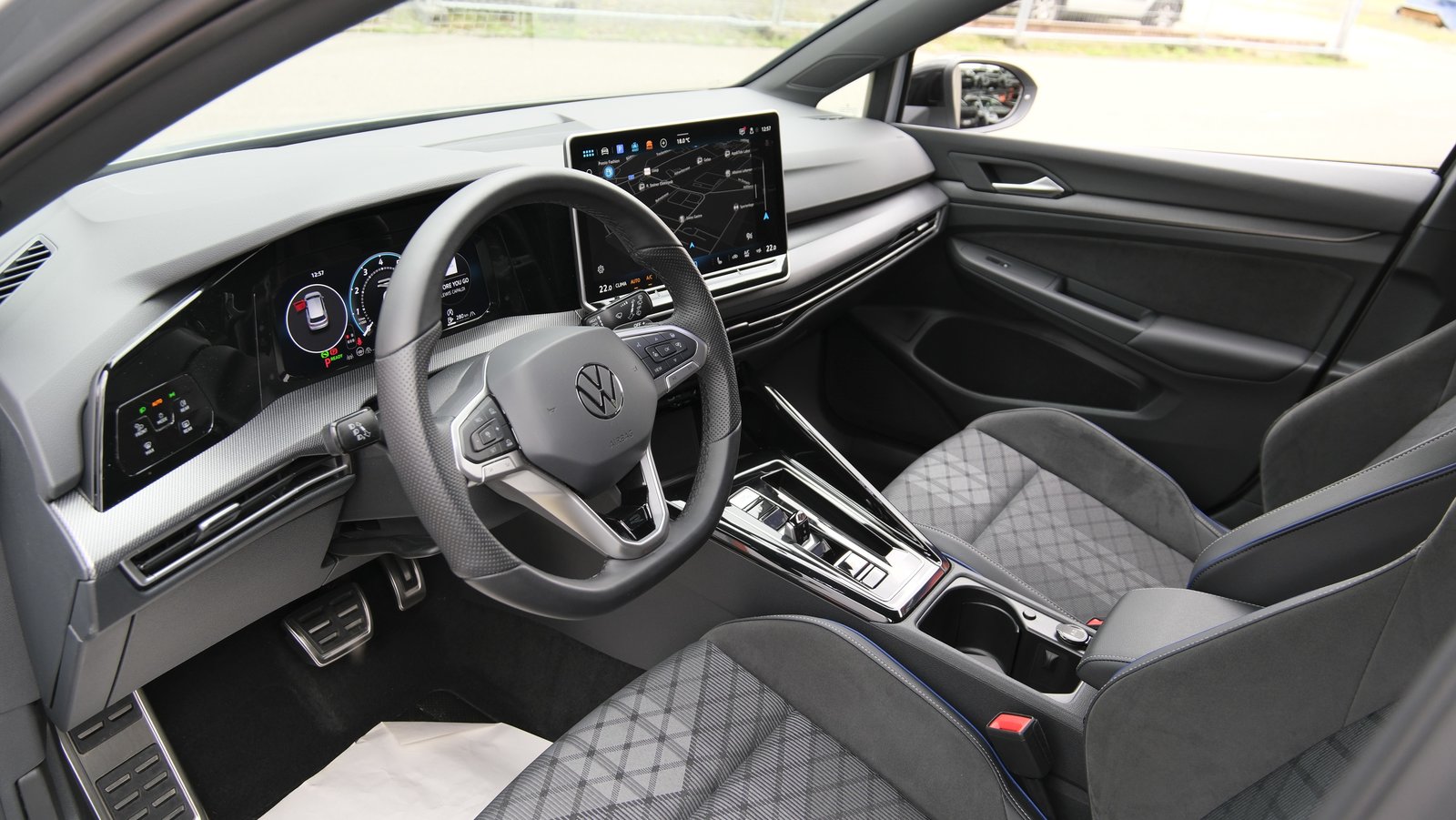 VW Golf 1.5 e TSI mHEV R-Line DSG, Mild-Hybrid Petrol/Electric, Second hand / Used, Automatic - 3