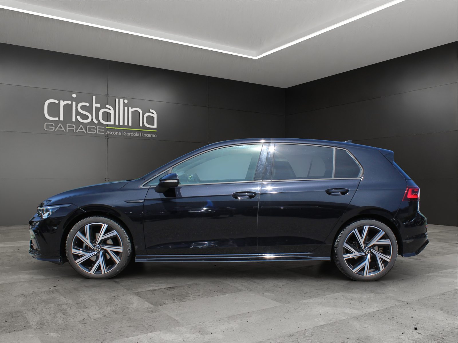 VW Golf VIII 1.5 eTSI R-Line DSG, Mild-Hybrid Petrol/Electric, Second hand / Used, Automatic - 2