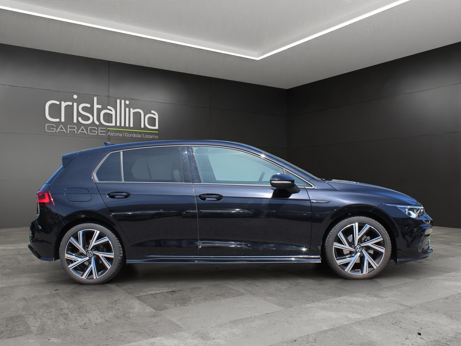 VW Golf VIII 1.5 eTSI R-Line DSG, Mild-Hybrid Petrol/Electric, Second hand / Used, Automatic - 5