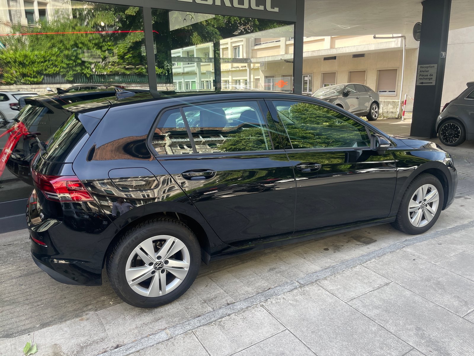 VW Golf 1.0 eTSI mHEV Life, Mild-Hybrid Petrol/Electric, Second hand / Used, Automatic - 4