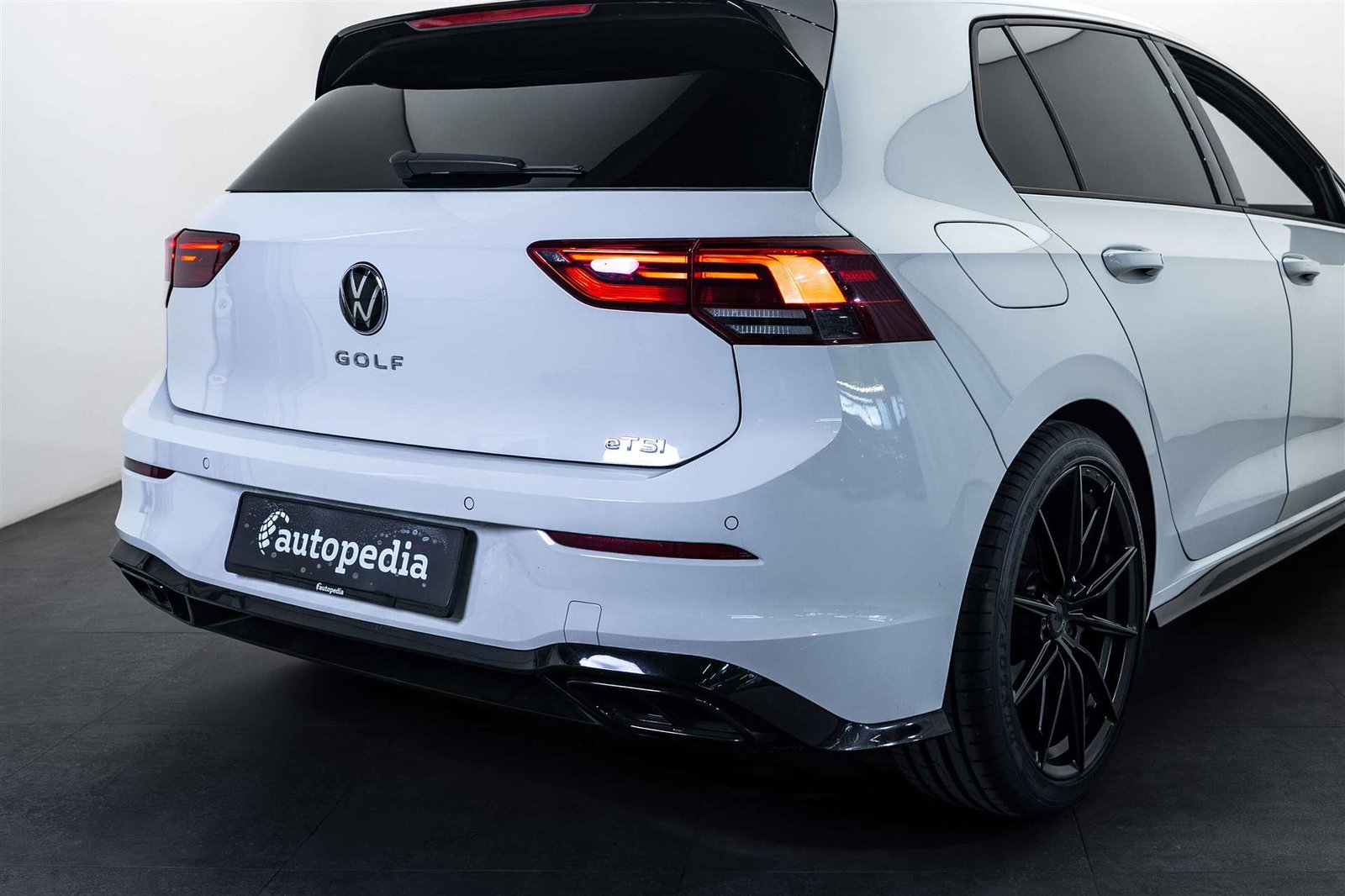 VW Golf 1.5 eTSI mHEV ACT R-Line DSG, Mild-Hybrid Petrol/Electric, Second hand / Used, Automatic - 4