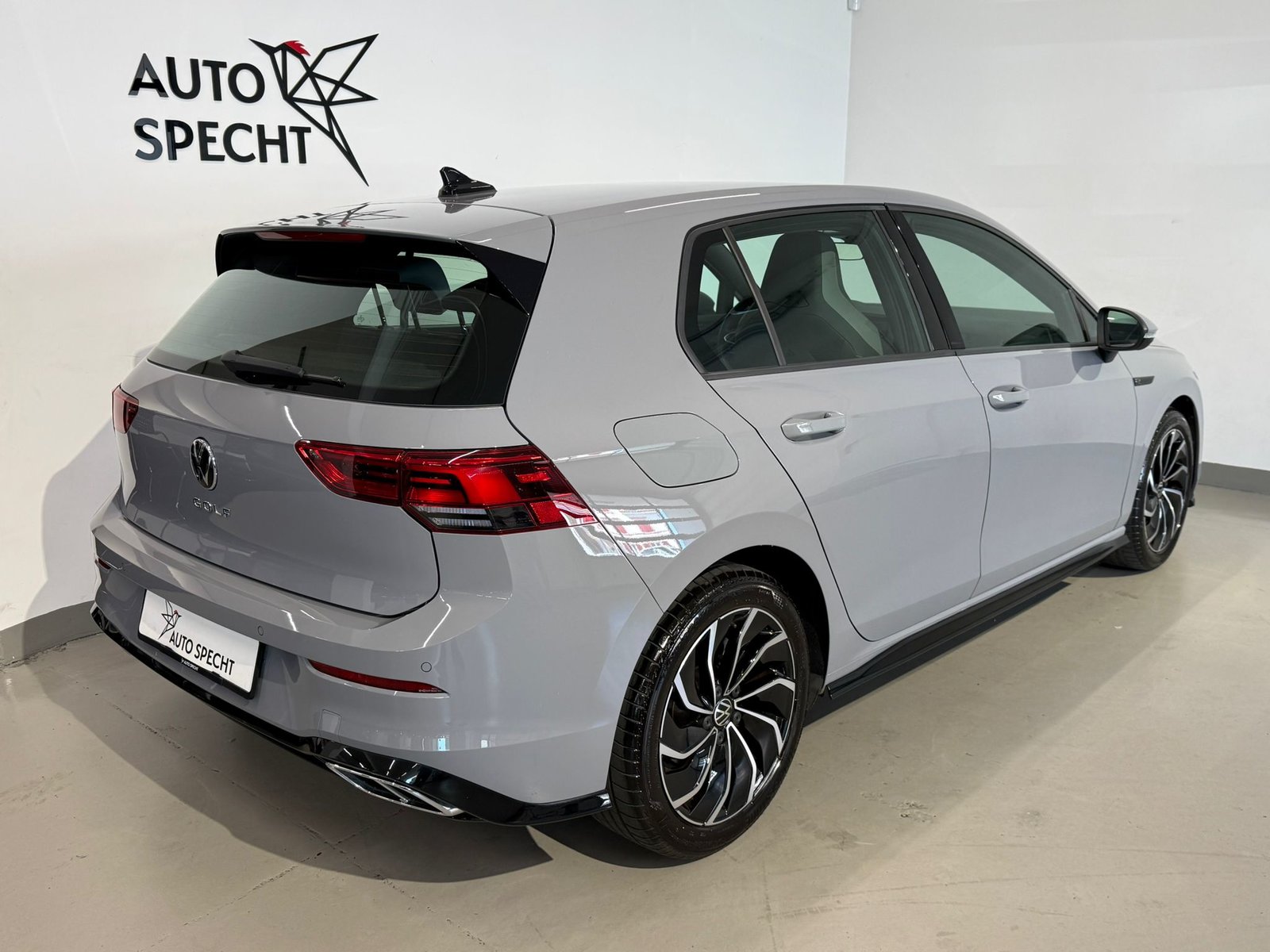 VW Golf 1.5 TSI R-Line DSG, Mild-Hybrid Petrol/Electric, Second hand / Used, Automatic - 4