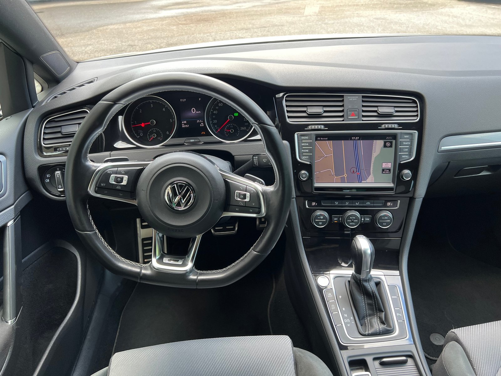 VW GOLF 1.6 TDI Lounge R-Line DSG, Diesel, Occasion / Gebraucht, Automatik - 6