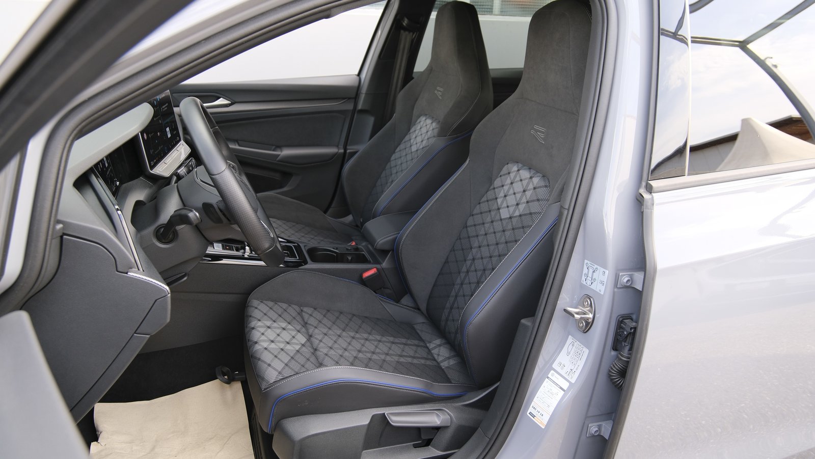 VW Golf 1.5 e TSI mHEV R-Line DSG * Black Style *, Mild-Hybrid Petrol/Electric, Second hand / Used, Automatic - 5