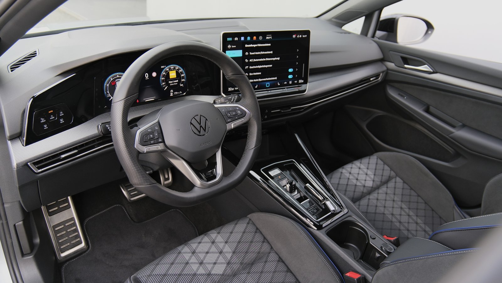 VW Golf 1.5 e TSI mHEV R-Line DSG * Black Style *, Mild-Hybrid Petrol/Electric, Second hand / Used, Automatic - 3