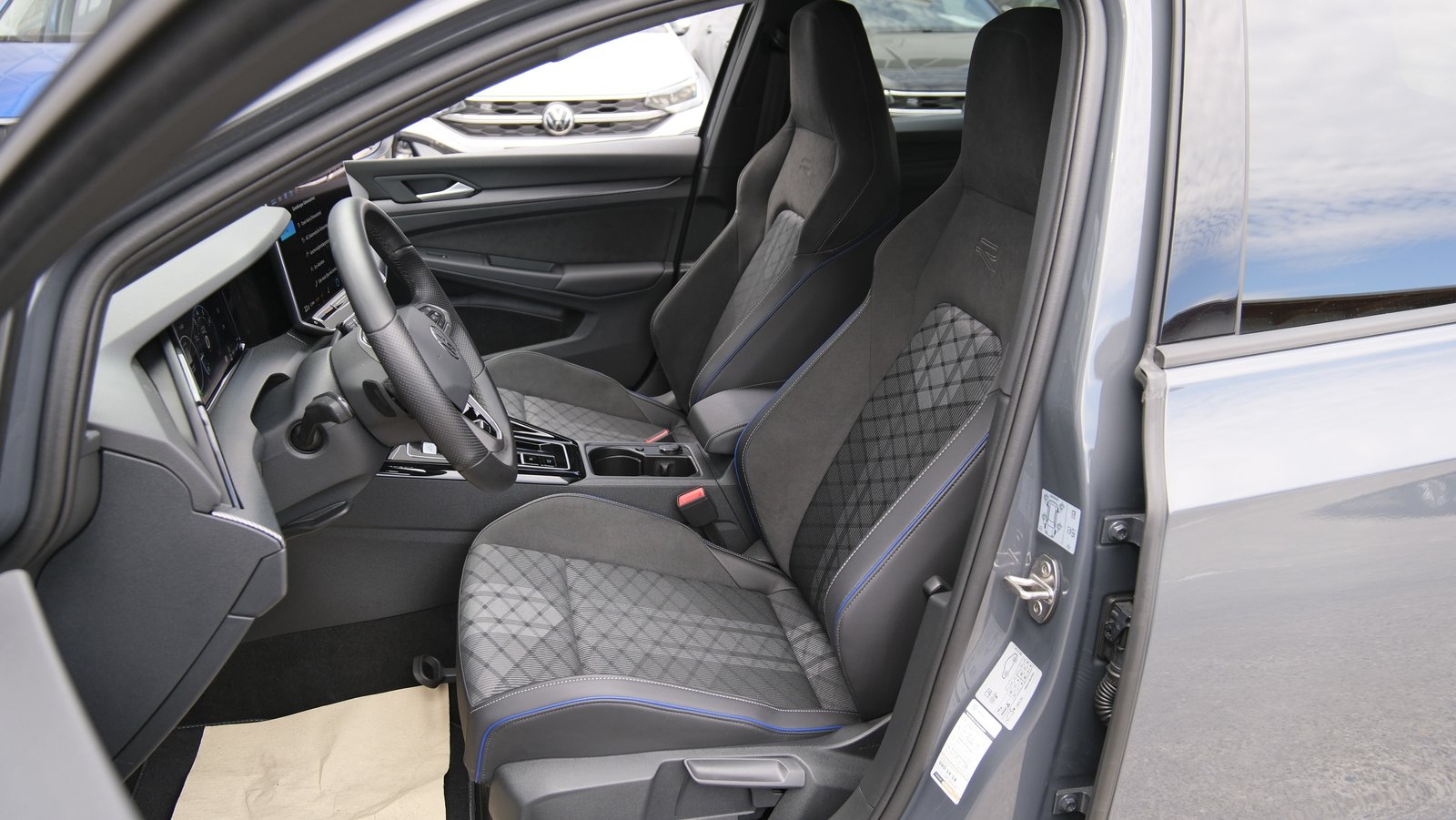 VW Golf 1.5 e TSI mHEV R-Line DSG * Black Style *, Mild-Hybrid Petrol/Electric, Second hand / Used, Automatic - 4