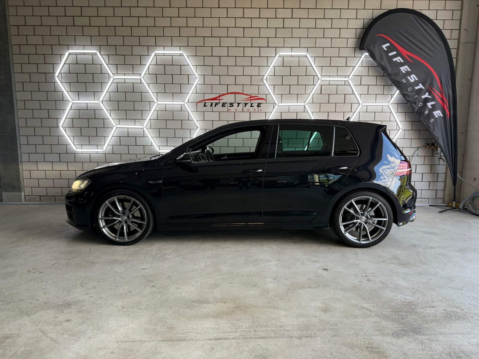 VW Golf 2.0 TSI R 4Motion DSG, Petrol, Second hand / Used, Automatic - 2