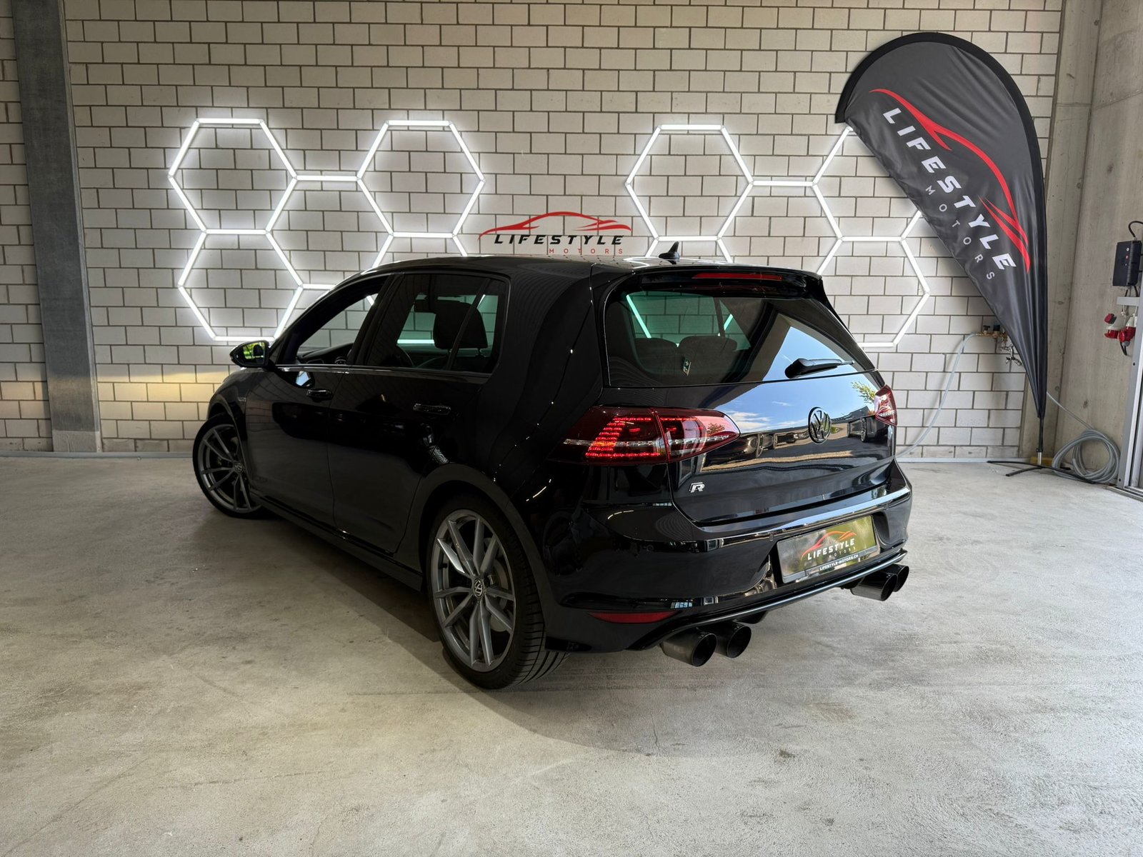 VW Golf 2.0 TSI R 4Motion DSG, Petrol, Second hand / Used, Automatic - 3