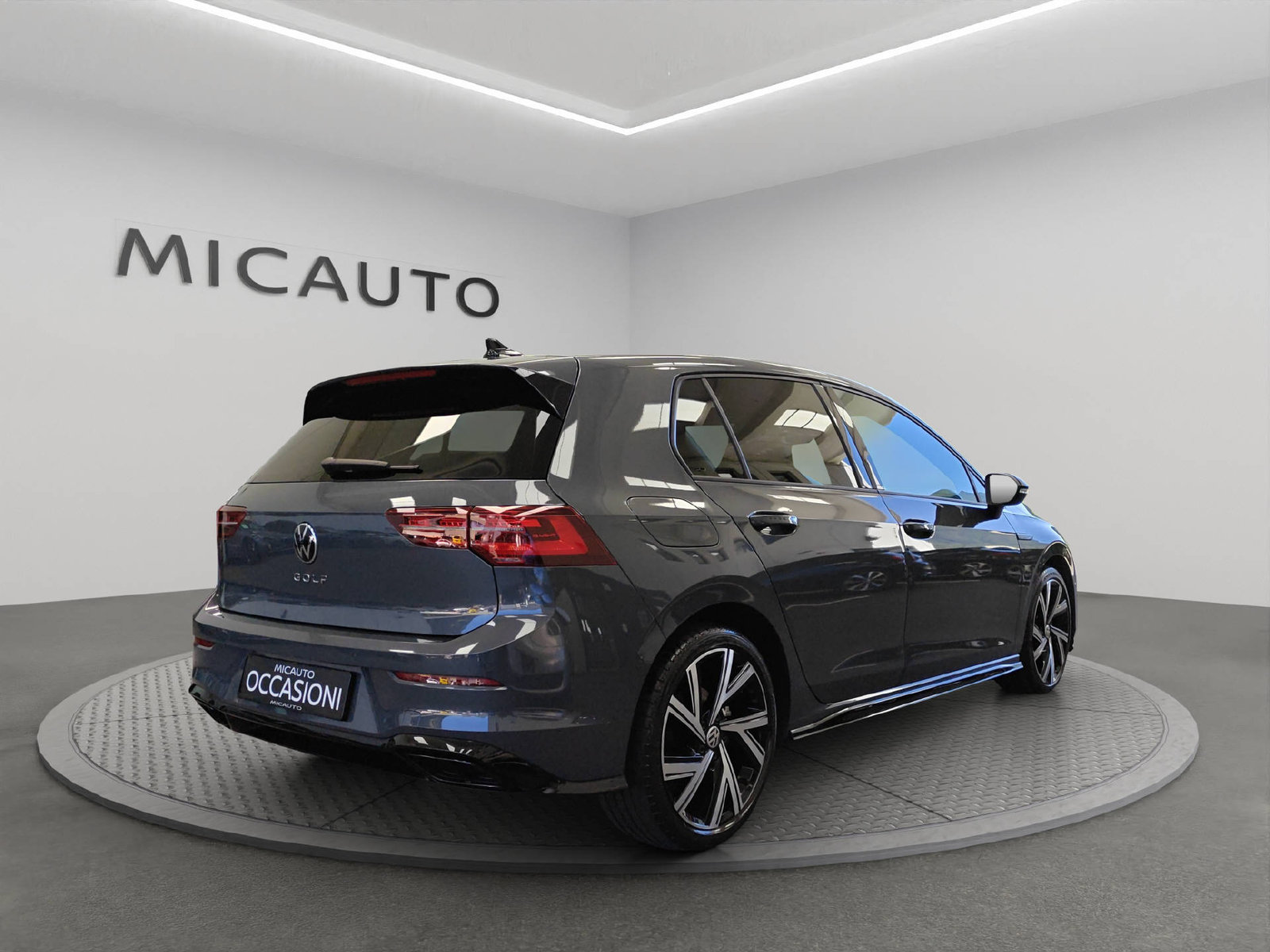 VW Golf VIII 1.5 eTSI R-Line DSG, Mild-Hybrid Petrol/Electric, Second hand / Used, Automatic - 2