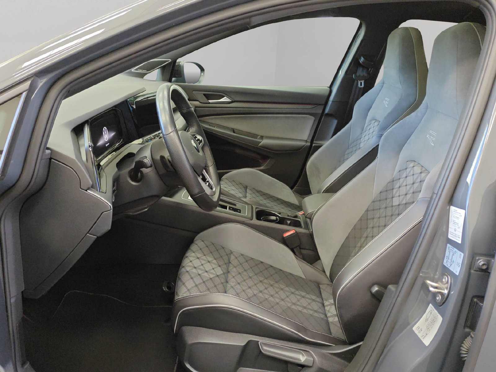 VW Golf VIII 1.5 eTSI R-Line DSG, Mild-Hybrid Petrol/Electric, Second hand / Used, Automatic - 5