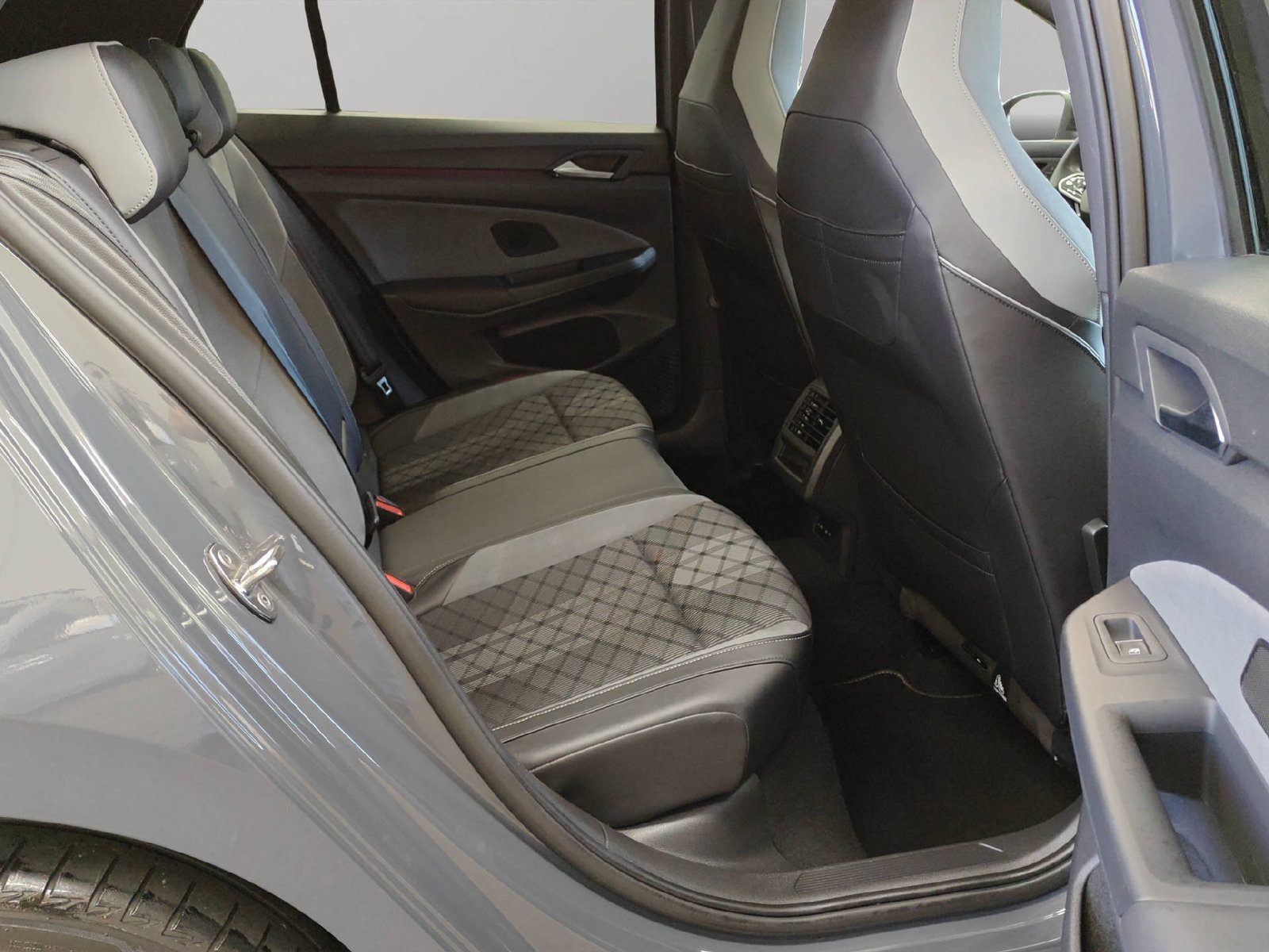 VW Golf VIII 1.5 eTSI R-Line DSG, Mild-Hybrid Petrol/Electric, Second hand / Used, Automatic - 7