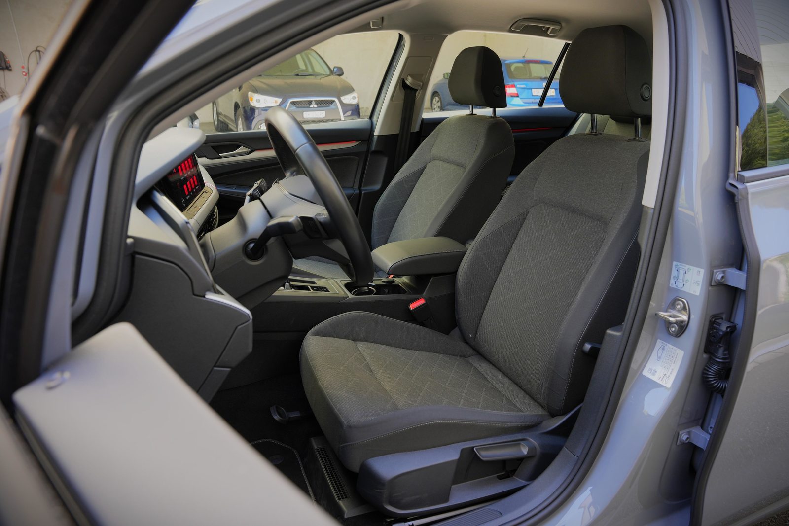 VW Golf VIII 1.5 eTSI Life DSG, Mild-Hybrid Petrol/Electric, Second hand / Used, Automatic - 6