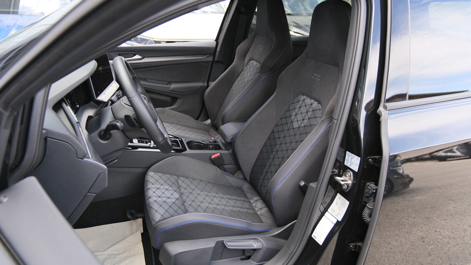 VW Golf 1.5 e TSI mHEV R-Line DSG * Black Style *, Mild-Hybrid Benzin/Elektro, Occasion / Gebraucht, Automatik - 4