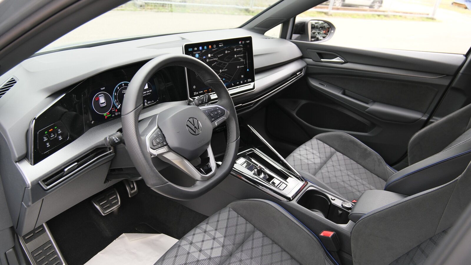 VW Golf 1.5 e TSI mHEV R-Line DSG, Mild-Hybrid Petrol/Electric, Second hand / Used, Automatic - 3