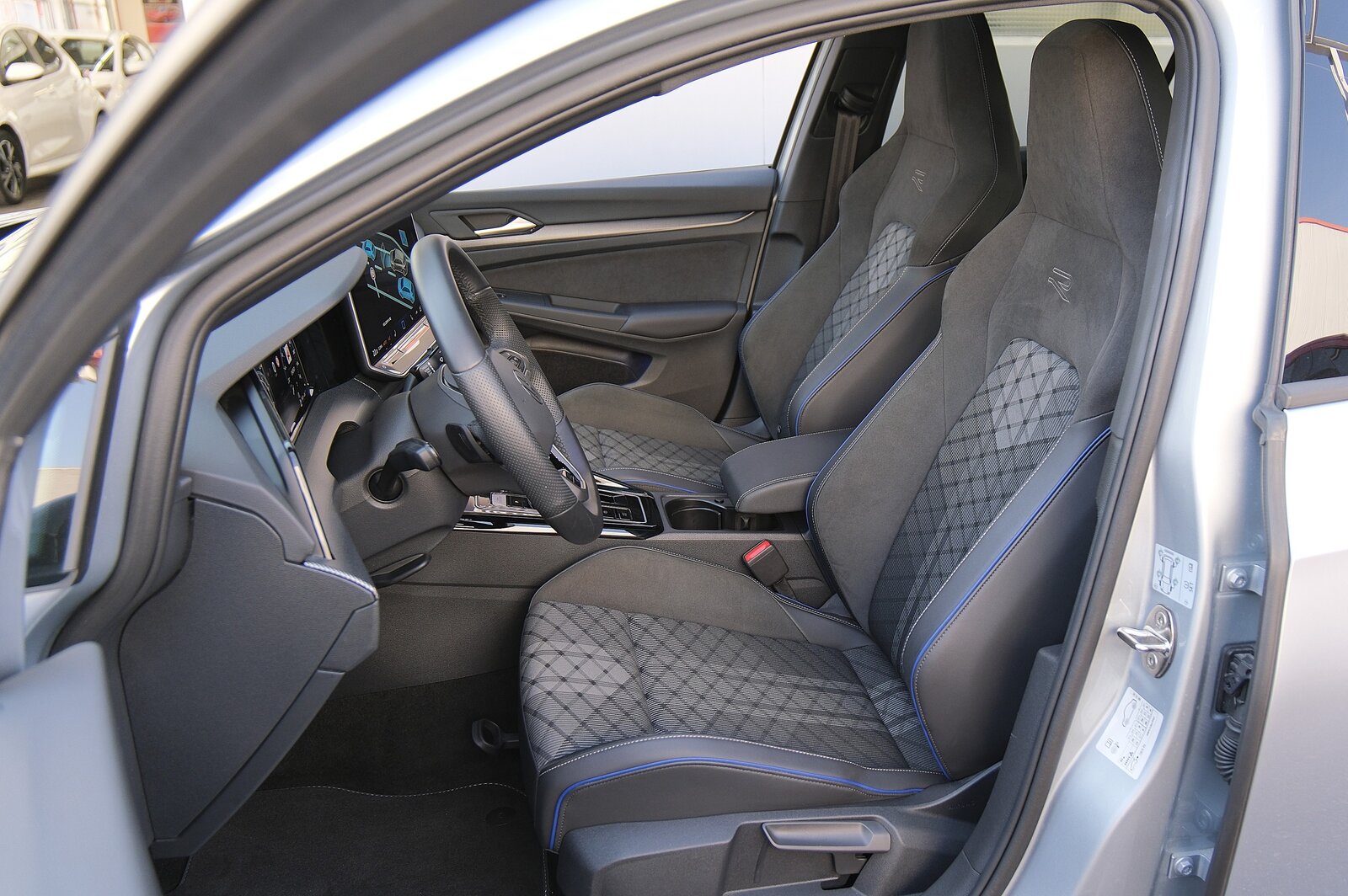 VW Golf 1.5 e TSI mHEV R-Line DSG Black Style, Mild-Hybrid Petrol/Electric, Second hand / Used, Automatic - 4