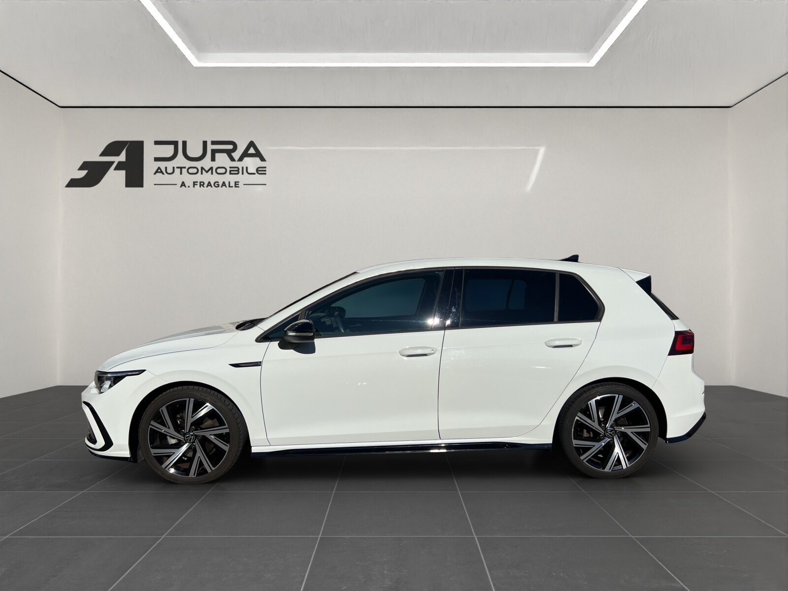 VW Golf VIII 1.5 eTSI R-Line DSG, Mild-Hybrid Petrol/Electric, Second hand / Used, Automatic - 4
