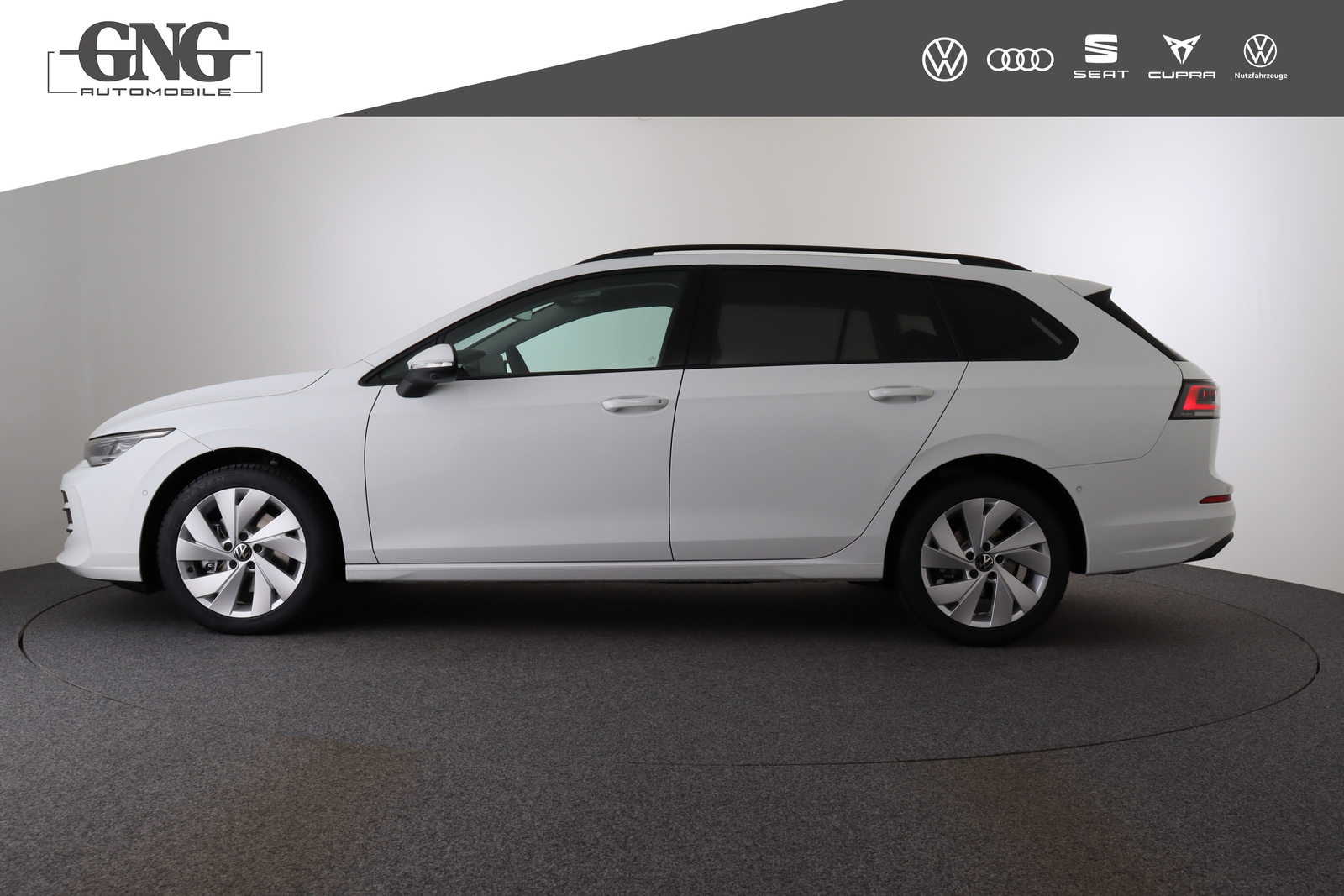 VW Golf Variant Life, Petrol, Second hand / Used, Automatic - 3