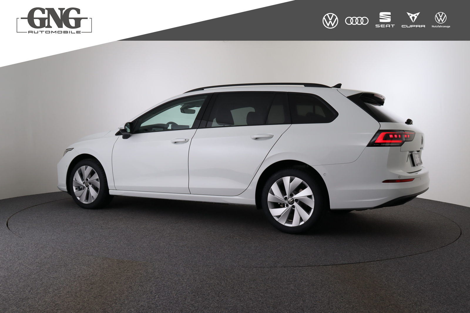 VW Golf Variant Life, Petrol, Second hand / Used, Automatic - 4