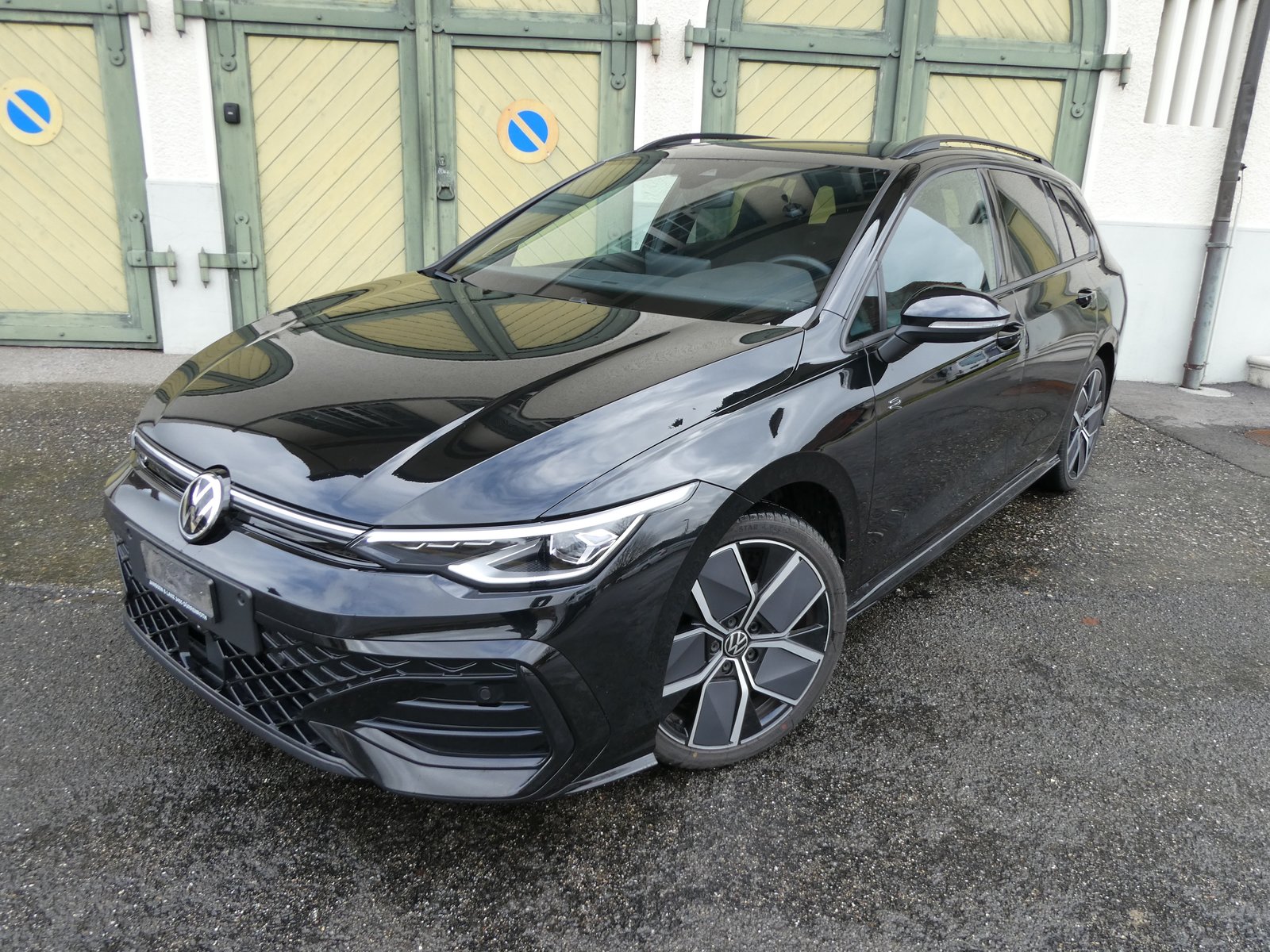 VW Golf Variant 1.5 eTSI mHEV R-Line, Mild-Hybrid Petrol/Electric, Second hand / Used, Automatic - 2