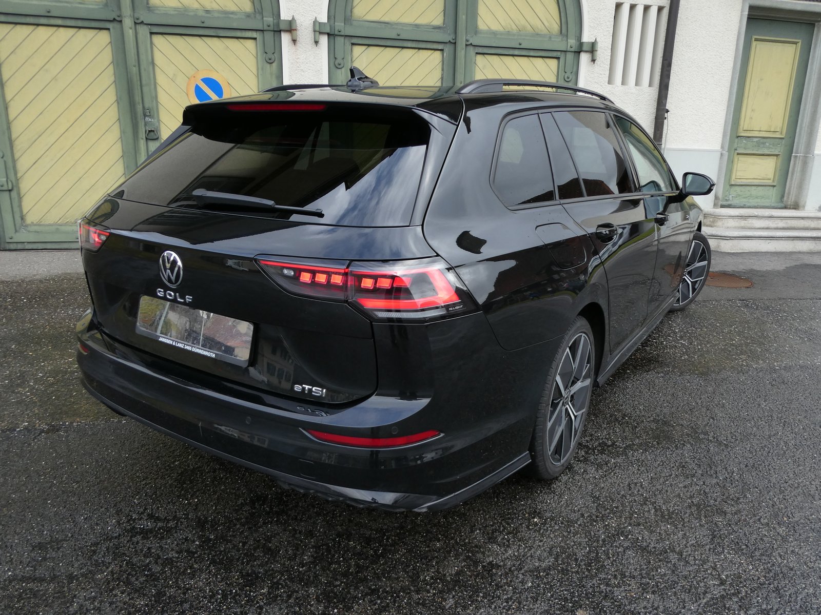 VW Golf Variant 1.5 eTSI mHEV R-Line, Mild-Hybrid Petrol/Electric, Second hand / Used, Automatic - 4