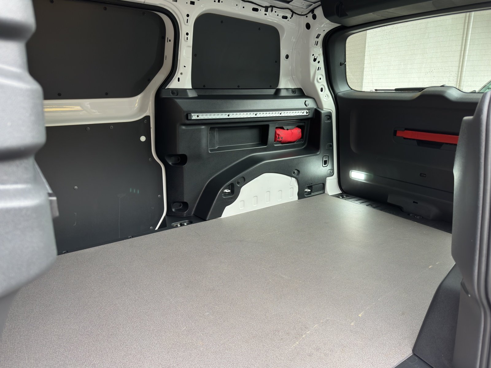 VW ID. Buzz Cargo, Elektro, Occasion / Gebraucht, Automatik - 7