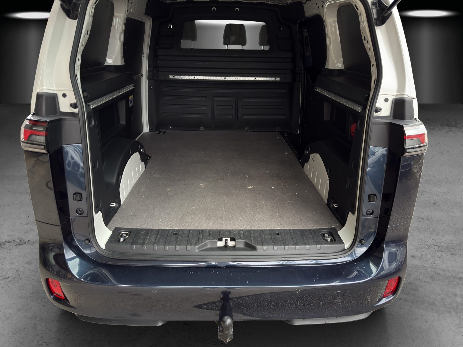 VW ID. Buzz Cargo, Elektro, Occasion / Gebraucht, Automatik - 7