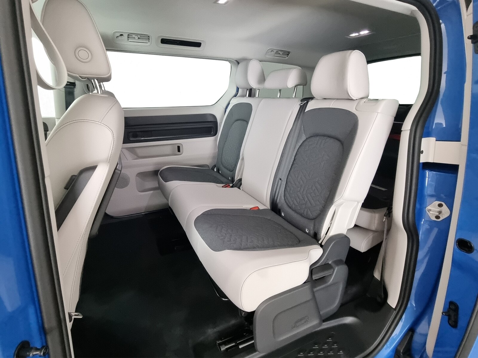 VW ID.Buzz LWB Pro (lang) 7-Sitzer, Elettrica, Auto a km zero, Automatico - 7