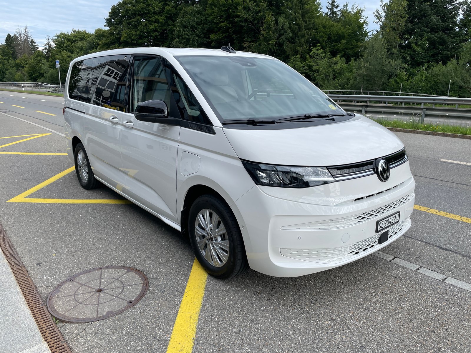 VW Multivan 1.5 eHybrid Life Lang 4Motion DSG, 7-Sitzer, Plug-in-Hybrid Benzina/Elettrica, Auto nuove, Automatico - 3