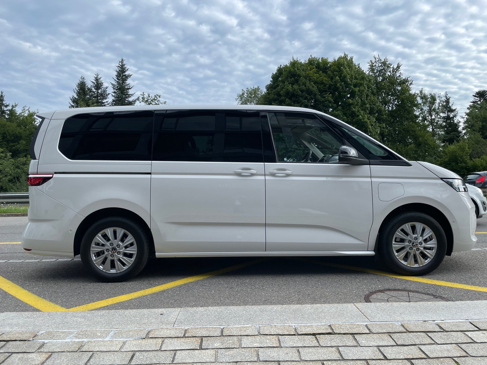 VW Multivan 1.5 eHybrid Life Lang 4Motion DSG, 7-Sitzer, Plug-in-Hybrid Benzina/Elettrica, Auto nuove, Automatico - 4