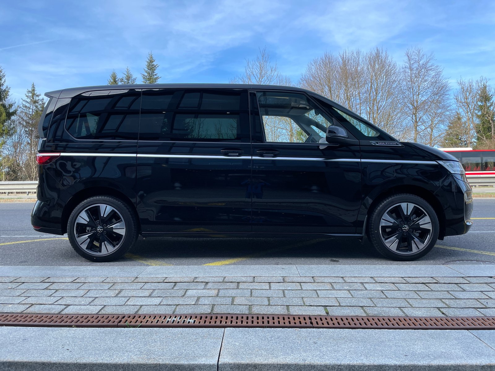 VW Multivan 1.4 eHybrid Style DSG - 6 Sitzer, Plug-in-Hybrid Benzina/Elettrica, Auto nuove, Automatico - 4
