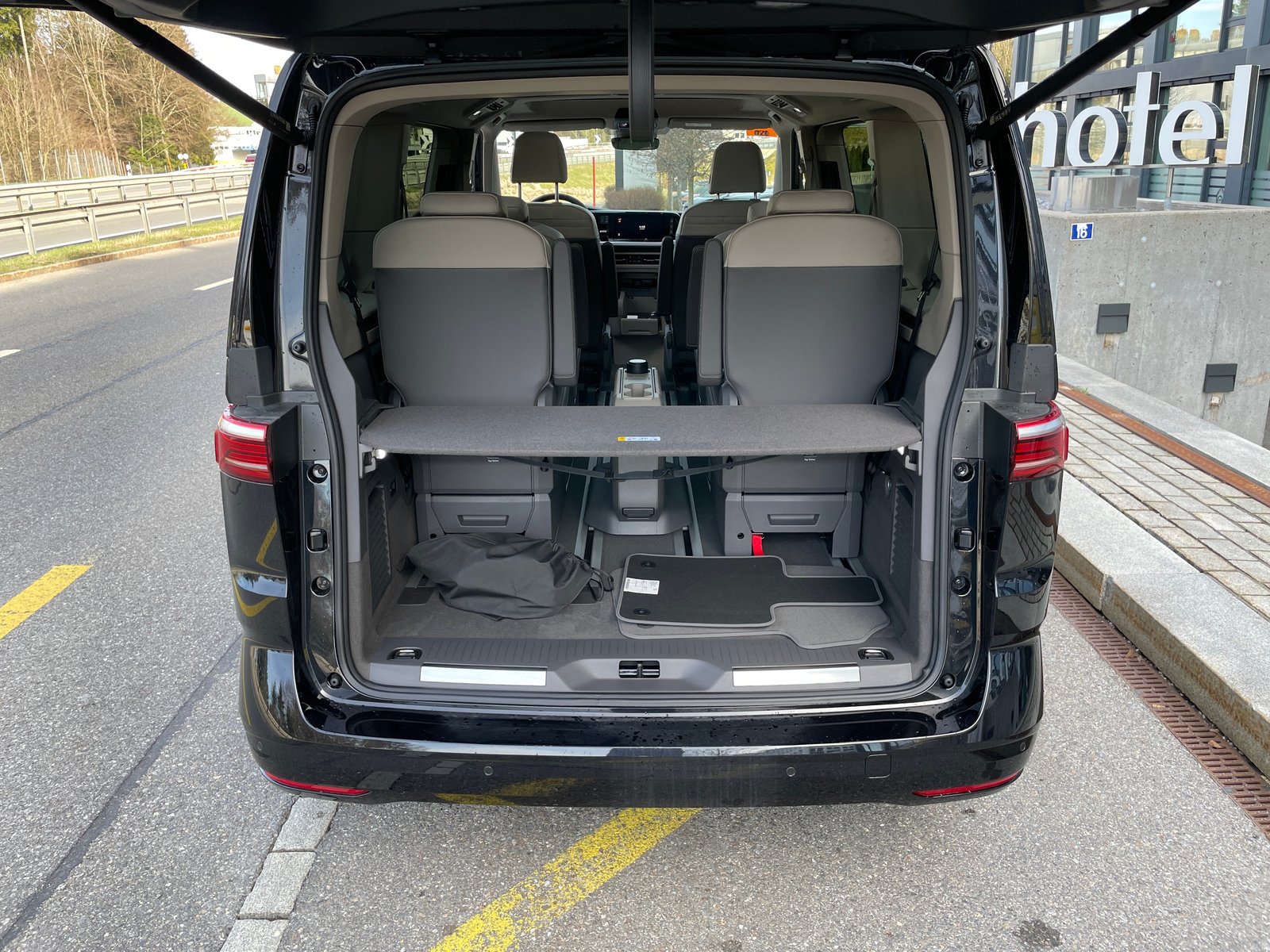 VW Multivan 1.4 eHybrid Style DSG - 6 Sitzer, Plug-in-Hybrid Benzina/Elettrica, Auto nuove, Automatico - 7