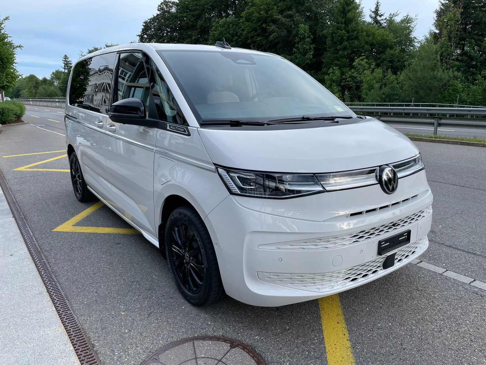 VW Multivan 1.5 eHybrid Style 4Motion DSG, Plug-in-Hybrid Petrol/Electric, New car, Automatic - 3
