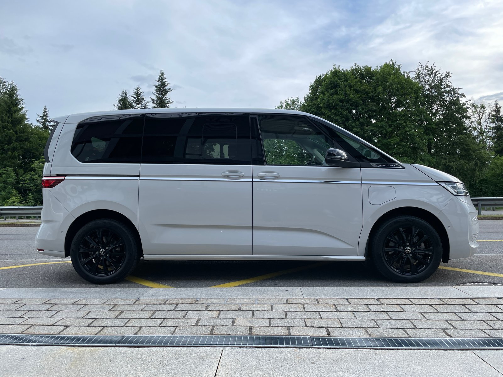 VW Multivan 1.5 eHybrid Style 4Motion DSG, Plug-in-Hybrid Petrol/Electric, New car, Automatic - 4