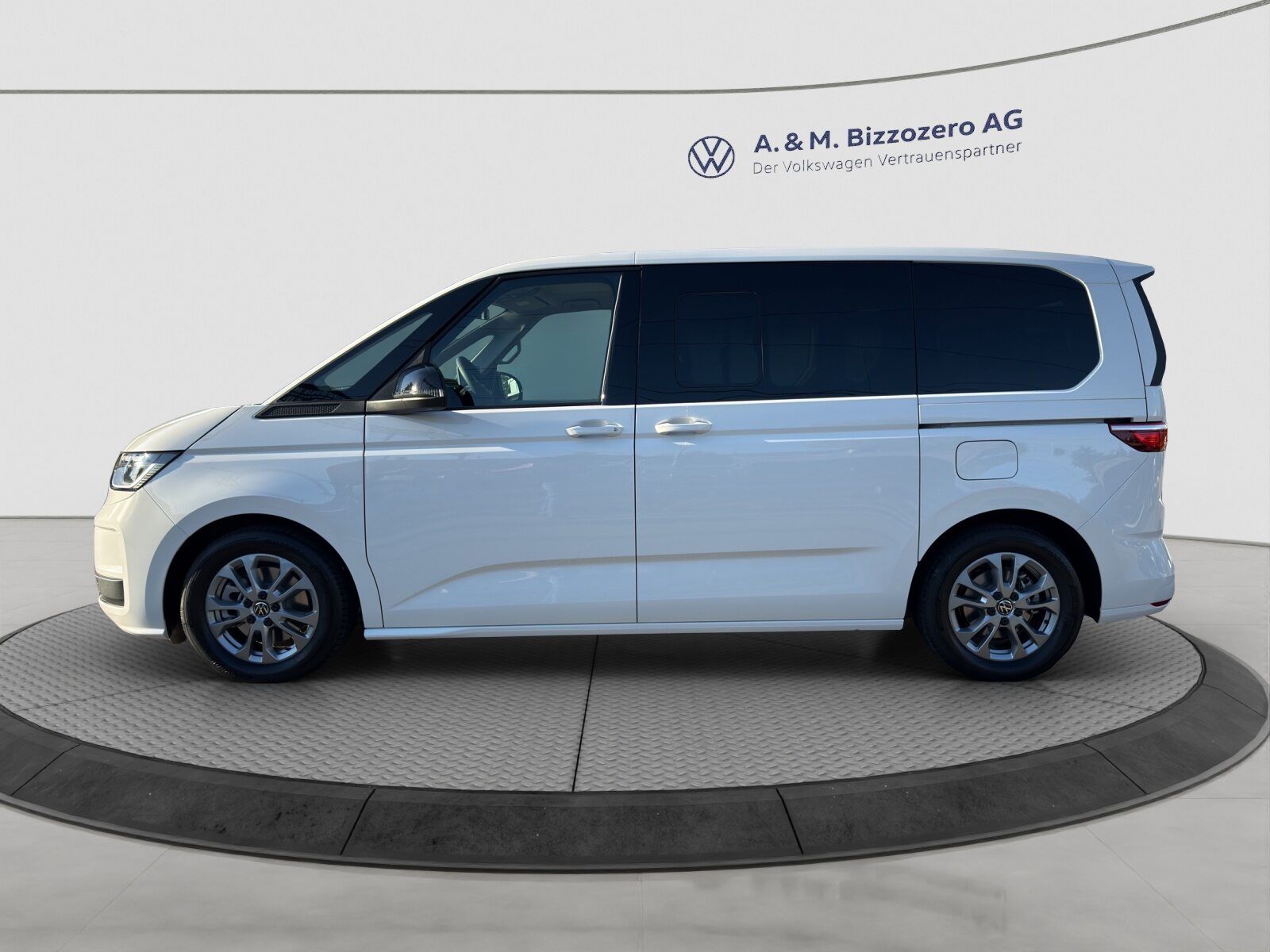 VW Multivan Trend Liberty kurz, Voll-Hybrid Benzin/Elektro, Neuwagen, Automatik - 2