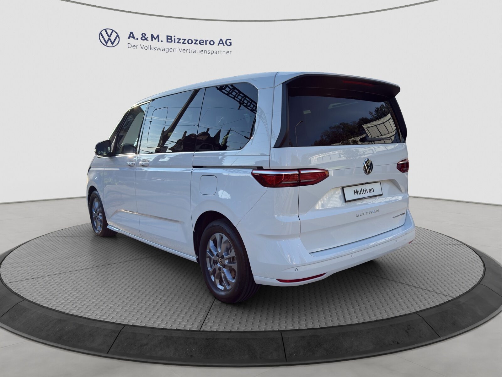 VW Multivan Trend Liberty kurz, Voll-Hybrid Benzin/Elektro, Neuwagen, Automatik - 3