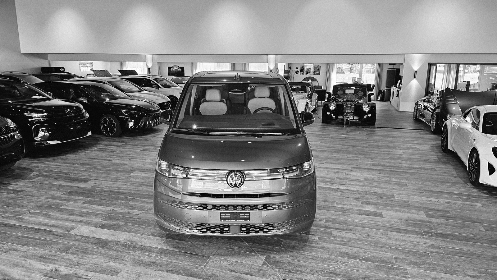 VW Multivan 1.5 eHybrid Style 4Motion DSG, Plug-in-Hybrid Petrol/Electric, Second hand / Used, Automatic - 4