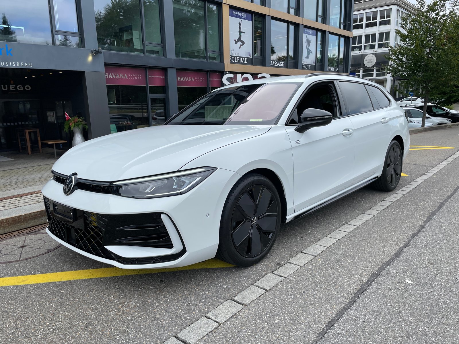 VW Passat SC 1.5 eTSI 150 DSG R-Line inkl. Park Comfort mit