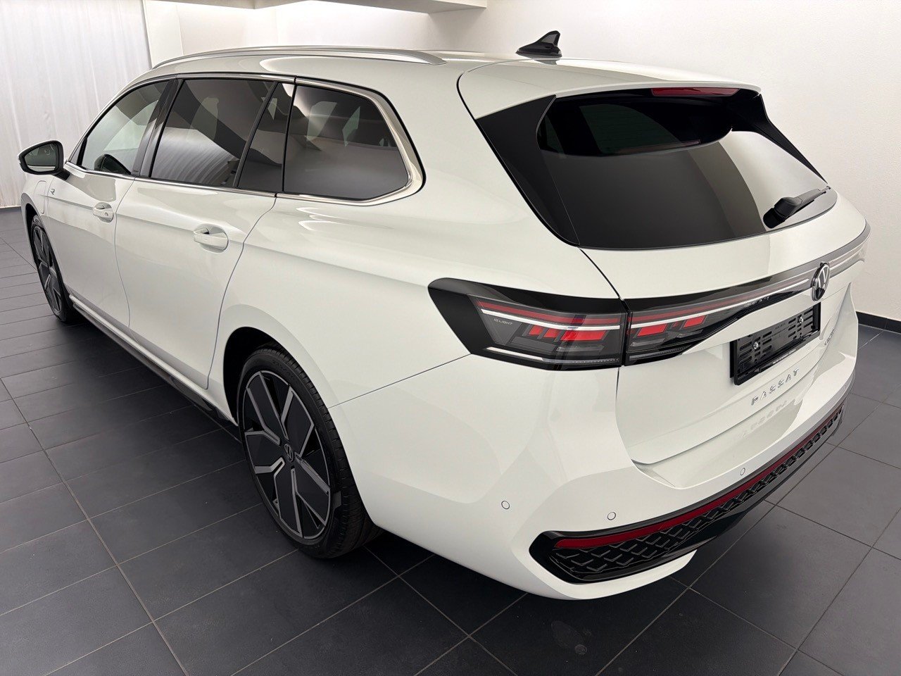 VW Passat 1.5TSI PHEV R-Line, Hybride Rechargeable Essence/Électricité, Voiture nouvelle, Automatique - 2