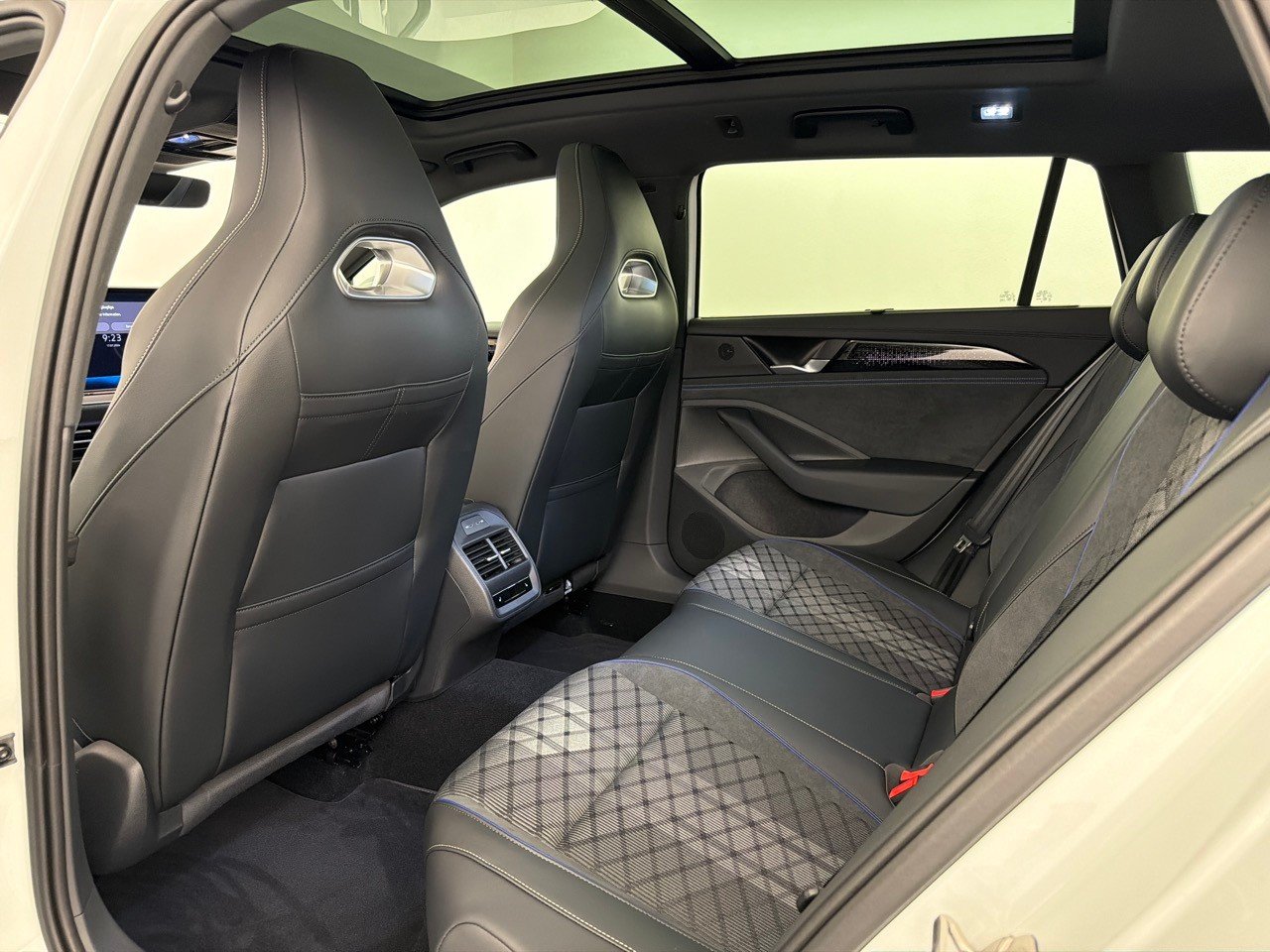 VW Passat 1.5TSI PHEV R-Line, Hybride Rechargeable Essence/Électricité, Voiture nouvelle, Automatique - 7