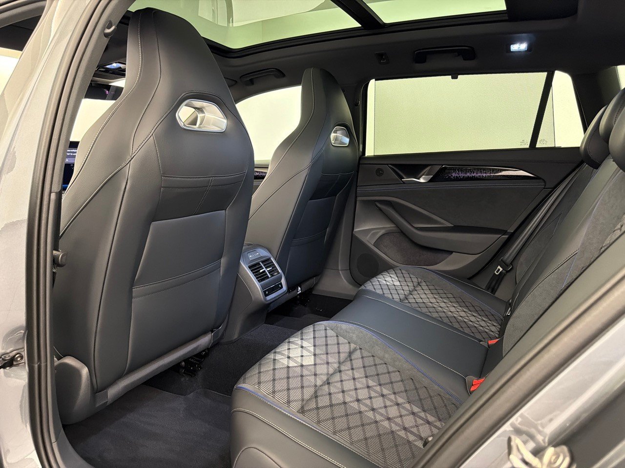 VW Passat 1.5TSI PHEV R-Line, Hybride Rechargeable Essence/Électricité, Voiture nouvelle, Automatique - 7